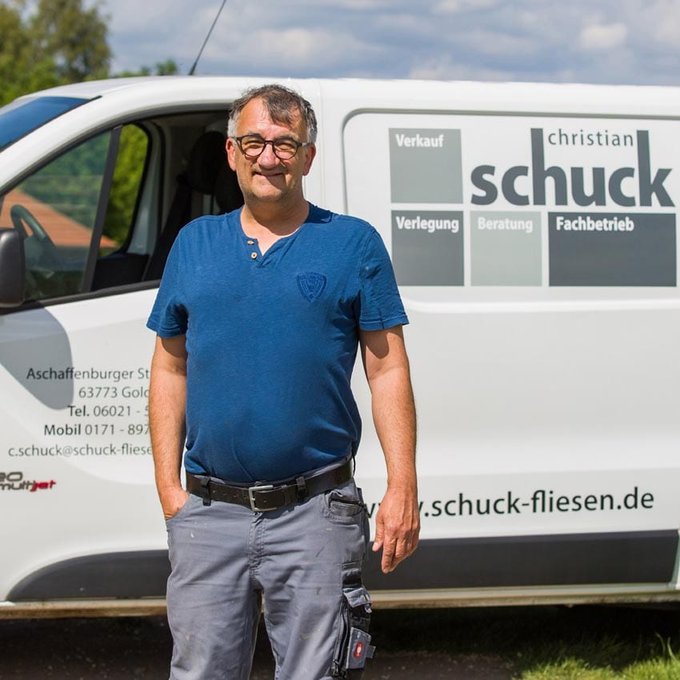 Christian Schuck vor dem Firmenfahrzeug