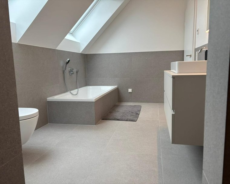 Großformat-Badezimmer in Fliesenoptik