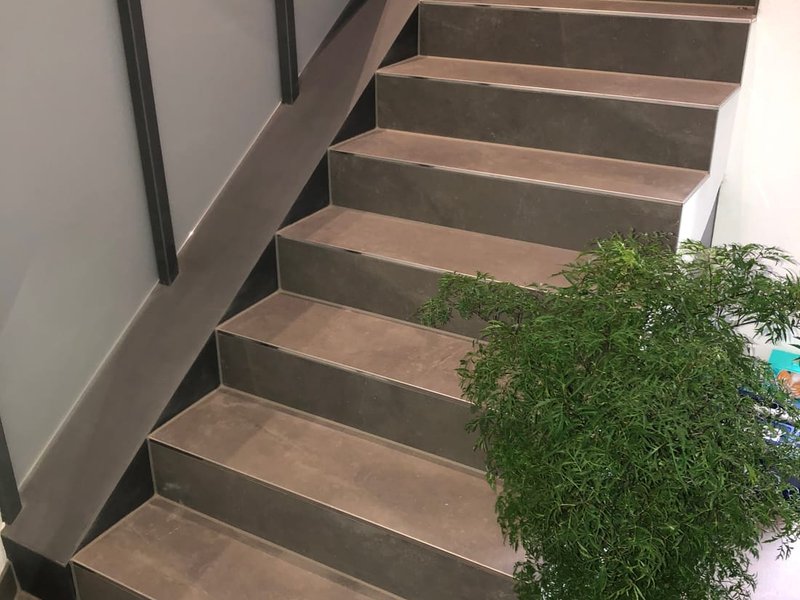 Dunkle Wohnhaus Treppe