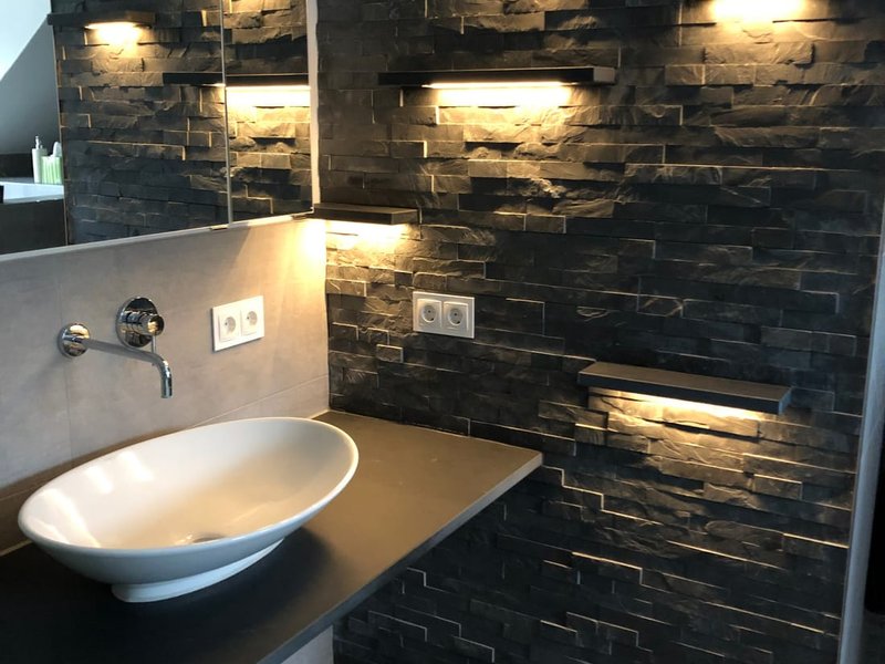 Dunkles Mosaik Badezimmer