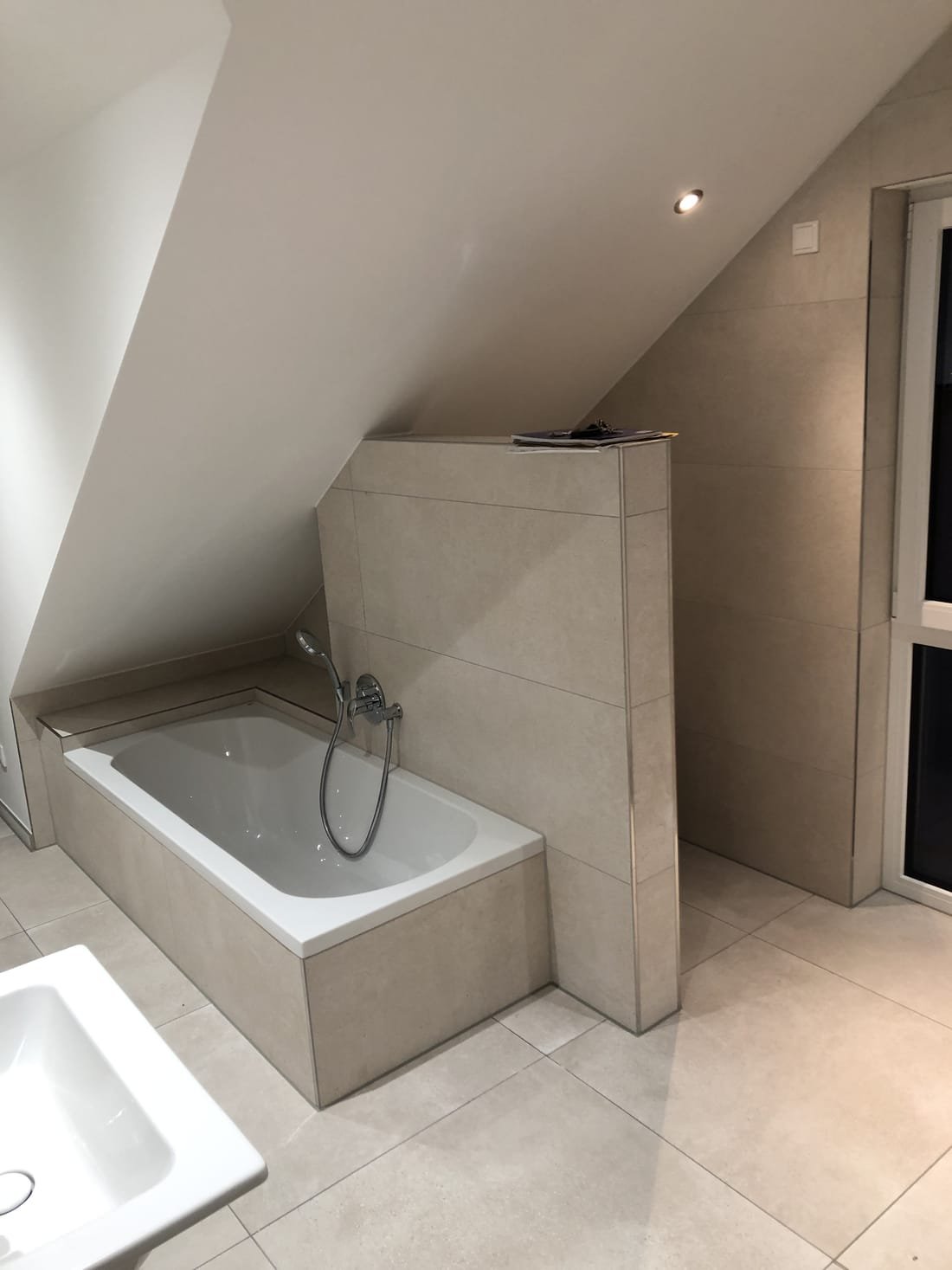 Großformat Badezimmer Dachschräge