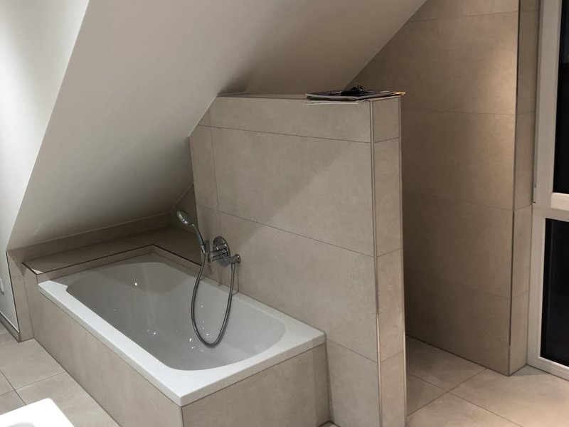 Großformat Badezimmer Dachschräge