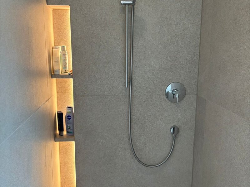 Großformat Lichtleise Dusche