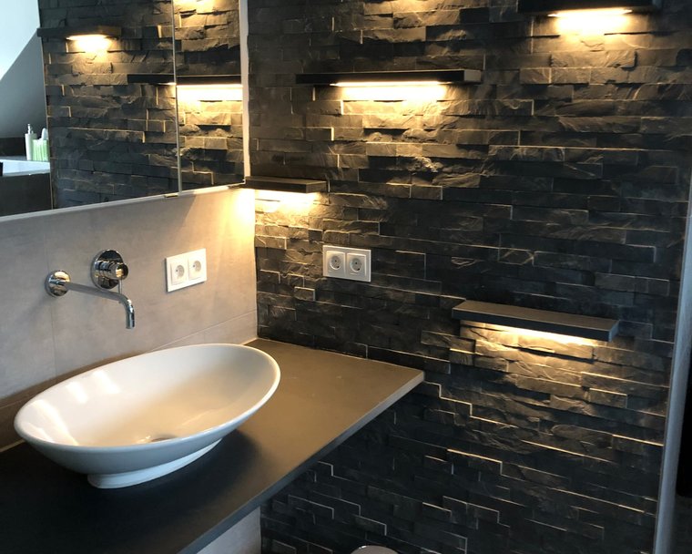 Dunkles Badezimmer mit Mosaikfliesen