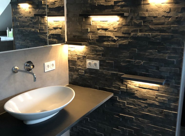 Dunkles Badezimmer mit Mosaikfliesen