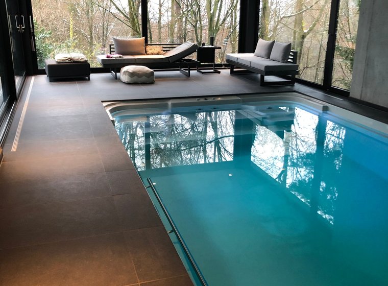 Privater Pool mit gefliestem Becken und Umrandung