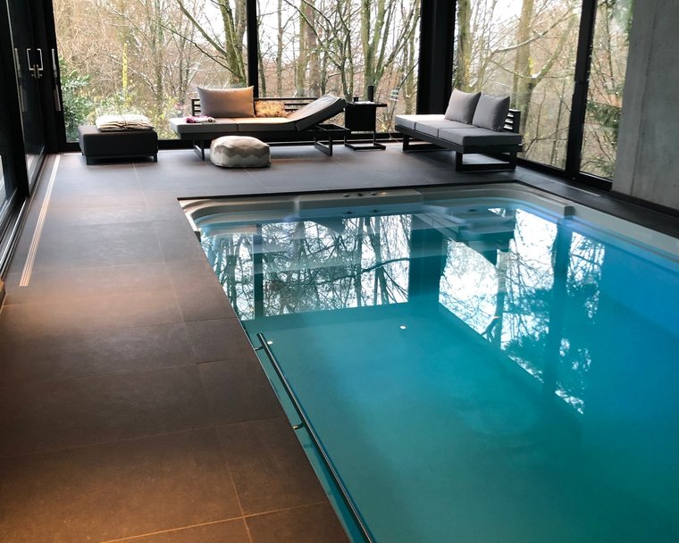 Privater Pool mit gefliestem Becken und Umrandung