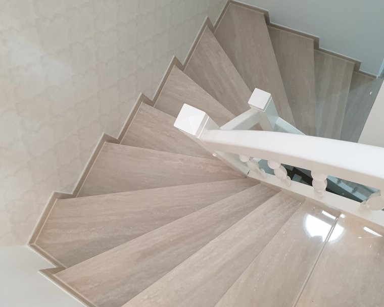 Helle geflieste Treppe mit sauberer Kantenführung