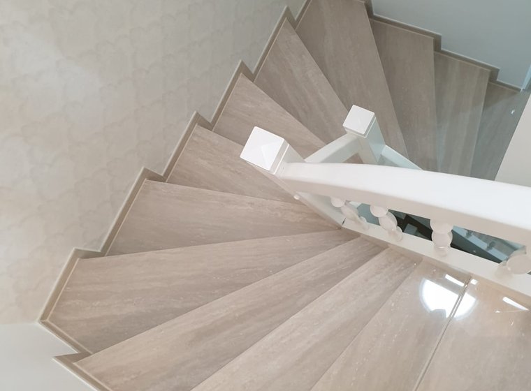 Helle geflieste Treppe mit sauberer Kantenführung